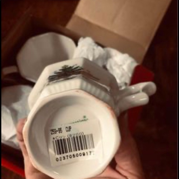 Vintage Nikko Christmas Time Retired Cups & Saucers - Picture 5 of 6